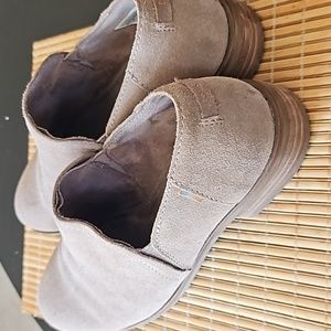 TOMS Suede Shoes perfect condition size 6.5